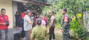 Babinsa Gunungsari Awasi Pemasangan Identitas Penerima Manfaat Bantuan Sosial