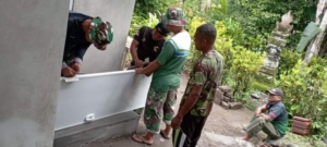 Kado Sanitasi Sehat dari TMMD Ke-127: Satgas Tuntas Pasang Pintu di Rumah I Ketut Sutarma