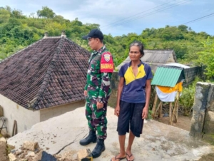 Hadir Dalam Kesulitan Warga, Sertu Ketut Diantara Tinjau Musibah Longsor Di Banjar Pikat
