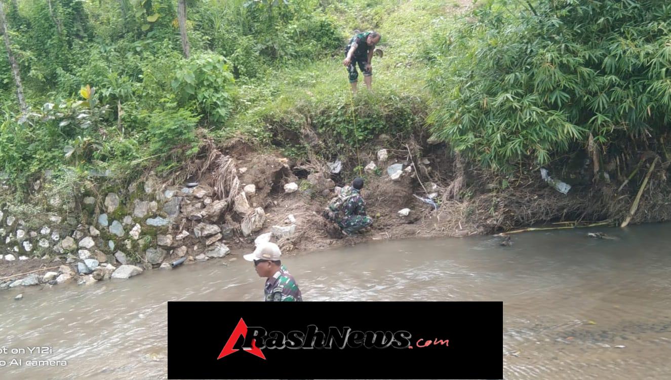 Babinsa Dampingi Pengecekan Sungai Demi Akses Warga Sekotong