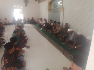 Babinsa Dukung Pelestarian Tradisi Religi melalui Sedekah Elang