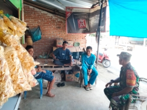 Dekat dengan Rakyat, Babinsa Desa Tebo Aktif Monitor Wilayah Binaan