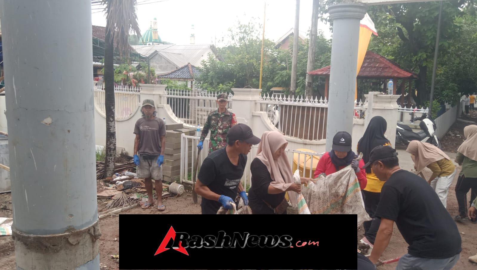 Sinergi TNI dan Masyarakat Wujudkan Lingkungan Kantor Desa yang Bersih