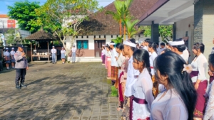 Sambangi SMK Saraswati Gianyar, Bhabinkamtibmas Sampaikan Himbauan Kamtibmas dan Disiplin Berlalu Lintas