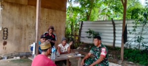 Babinsa Lepadi Ajak Warga Dusun Tima Waspadai Hujan dan Angin Kencang