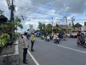 Antisipasi Kepadatan, Polsek Abiansemal Laksanakan Pengaturan Lalin Sore Hari