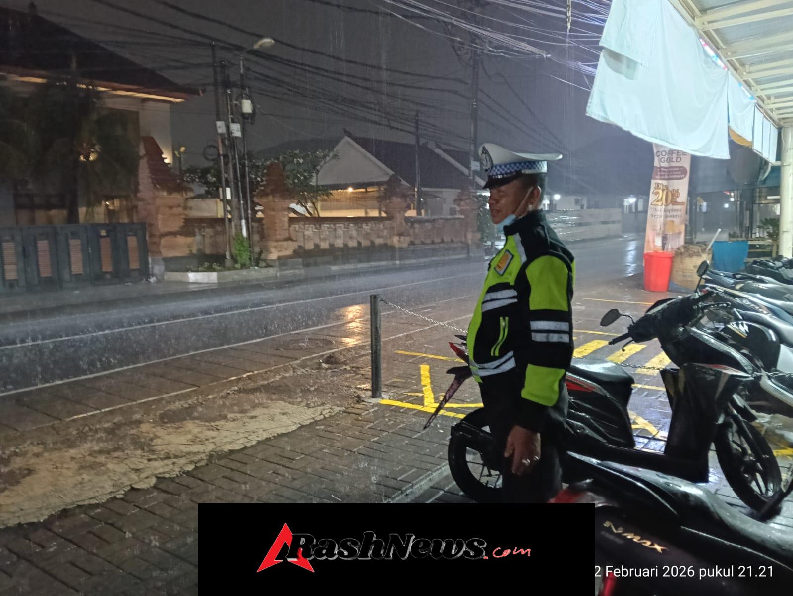 Hujan Deras Personel Lalu Lintas Polsek Kuta Utara Tetap Pantau Arus Lalin di Jalan Raya Kerobokan