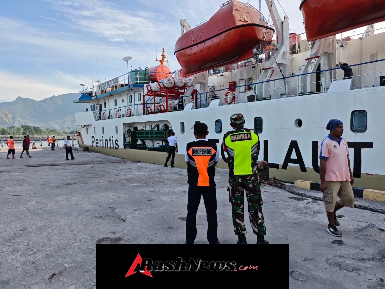 Babinsa Sertu Jakaria Ahmad Turun Langsung dalam Pengamanan Kedatangan dan Keberangkatan Kapal