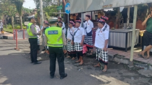 Tingkatkan Kesadaran Lalu Lintas, Satgas Preemtif Polres Karangasem Rangkul Pecalang di Jalan Gajah Mada