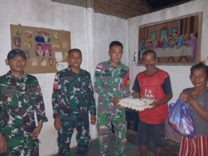 Satgas Pamtas Yonarhanud 2 Kostrad Berikan Sembako Gratis Ke Rumah Warga