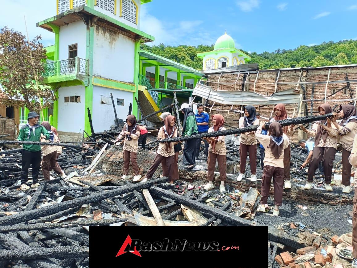 Camat dan Aparat Desa Renda Kompak Ikut Pembersihan Sisa Kebakaran