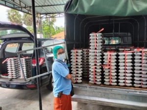 Babinsa Koramil 1627-02/Pantai Baru Dampingi Pemberian Makan Sehat Bergizi kepada Ribuan Pelajar