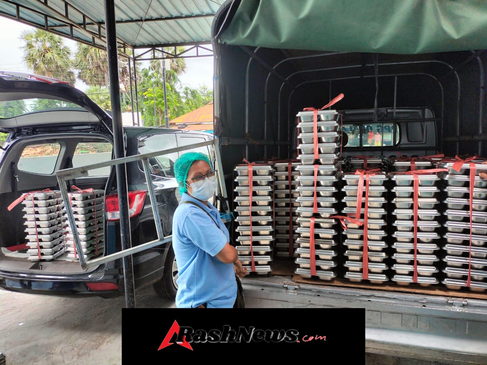 Babinsa Koramil 1627-02/Pantai Baru Dampingi Pemberian Makan Sehat Bergizi kepada Ribuan Pelajar