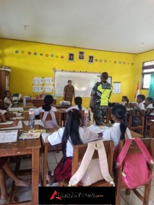 Babinsa Kawal Pelaksanaan MBG di Kecamatan Lobalain Berjalan Aman dan Lancar