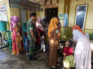 Peran Aktif Babinsa Koramil 1614-03/Hu’u dalam Mendukung Kesehatan Balita