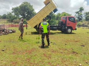 Babinsa Koramil 1627-03/Batutua Monitoring Penurunan Material KDKMP di Desa Oelua