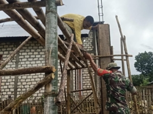 Babinsa Koramil 03/Katikutana Bantu Warga Bangun Rumah di Desa Tanamodu