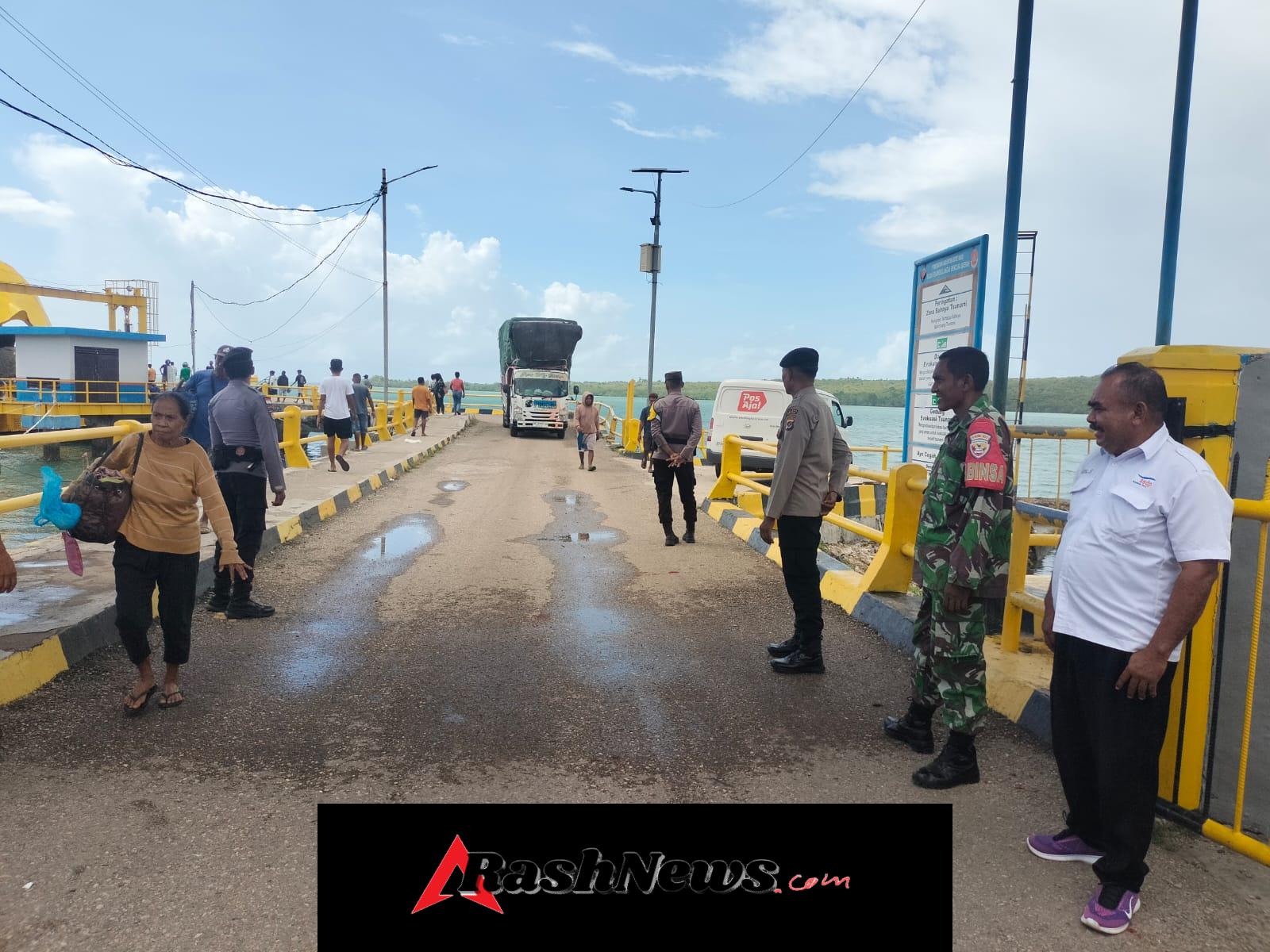 Babinsa Pantai Baru Laksanakan Pengamanan Aktivitas Kapal ASDP di Desa Ofalangga