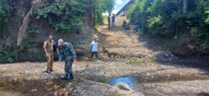 Danramil 1614-02/Kempo Dampingi Survei Lokasi Pembangunan Jembatan di Desa Ta’a