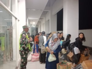 Hadir di Tengah Masyarakat, Babinsa Ende Pastikan Aktivitas Pelabuhan IPPI Tetap Kondusif