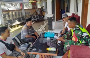Babinsa Desa Kembang Kerang Koptu Muh. Ziadi Laksanakan Komsos Bersama Staf Desa