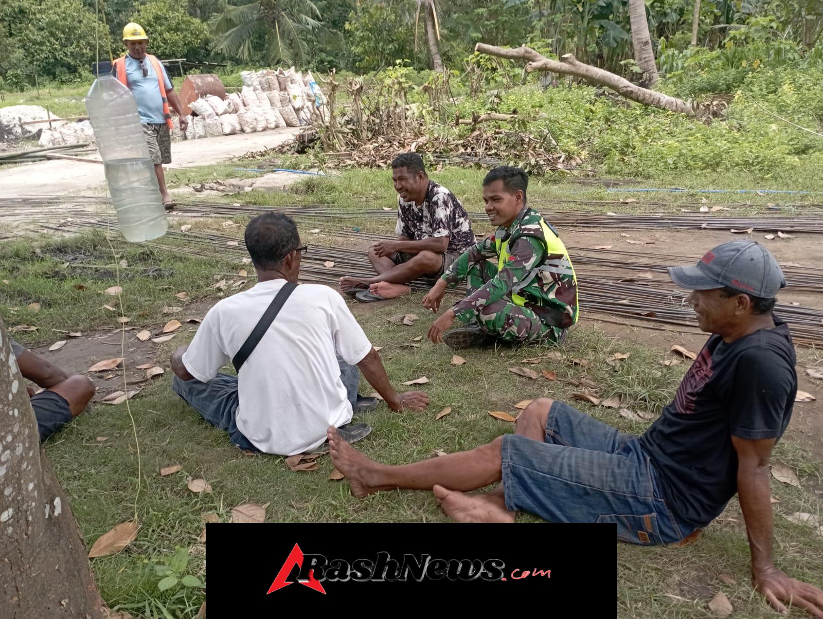 Babinsa Kodim 1602/Ende Tingkatkan Kemanunggalan dengan Warga Desa Uludala