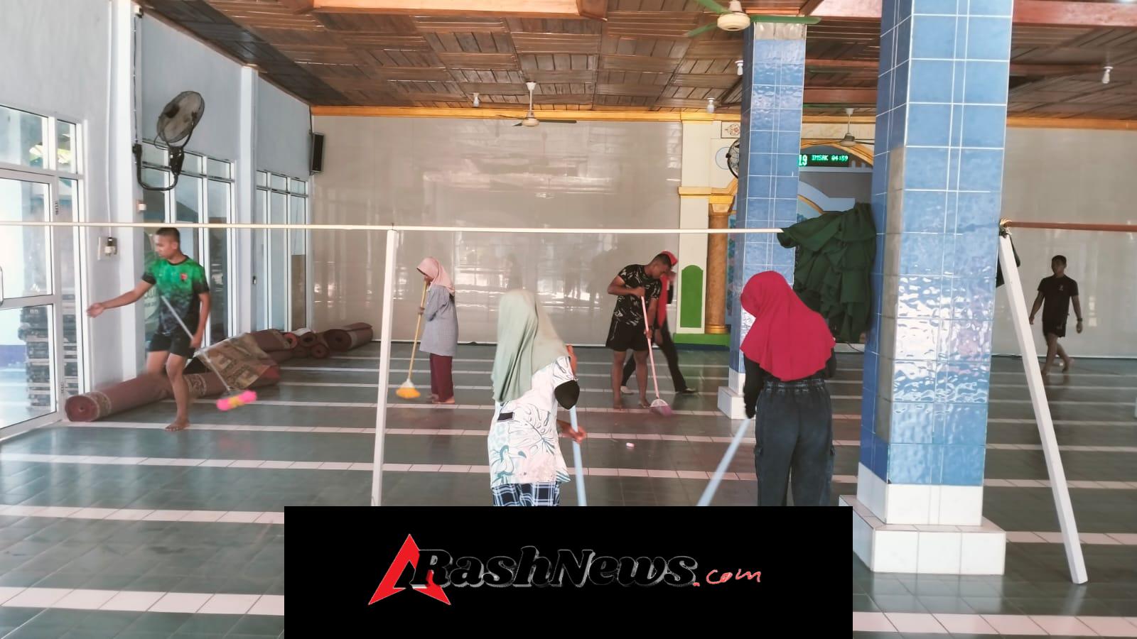 Kasi Ter Bersama Masyarakat dan Prajurit Denma Brigif TP 31/PS Gelar Gotong Royong Bersihkan Masjid Fastabiqul Khairat