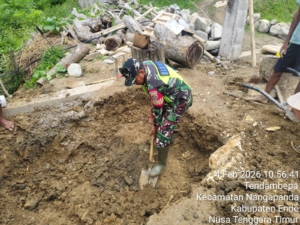 TNI AD Perkuat Kemanunggalan melalui Karya Bakti Babinsa di Desa Bhobenga