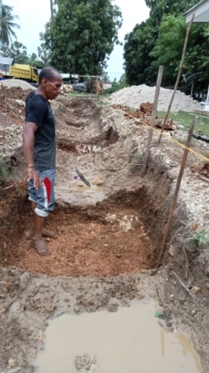 Babinsa Desa Lekunik Pantau Pengecoran dan Pemasangan Batako KDKMP