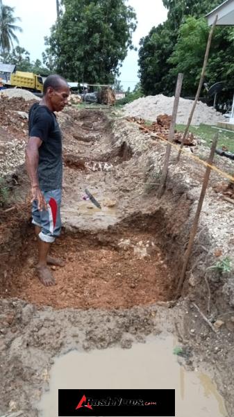 Babinsa Desa Lekunik Pantau Pengecoran dan Pemasangan Batako KDKMP