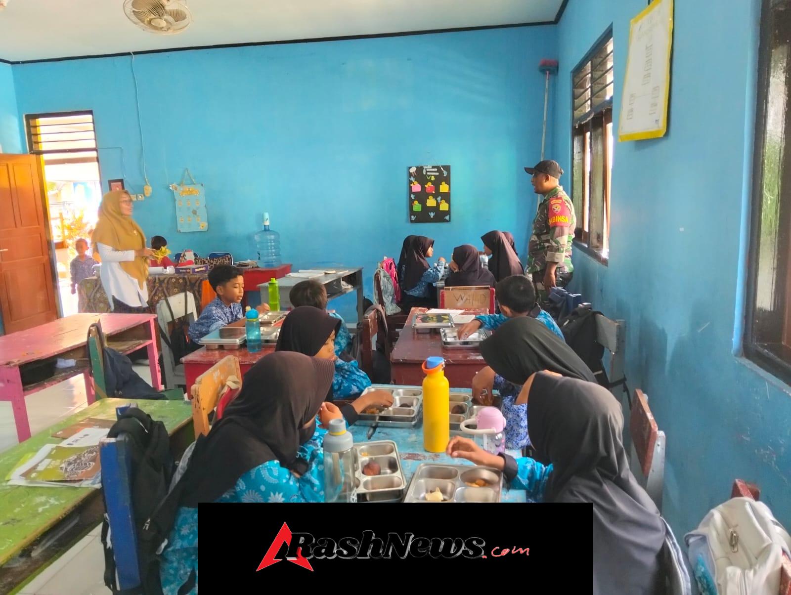 Babinsa Koramil Seteluk Dampingi Program Makan Bergizi Gratis di TKN 01 Seteluk Tengah