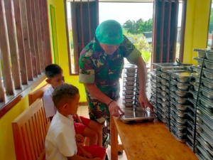 Babinsa Pastikan Distribusi MBG Berjalan Aman dan Lancar di Kecamatan Lobalain
