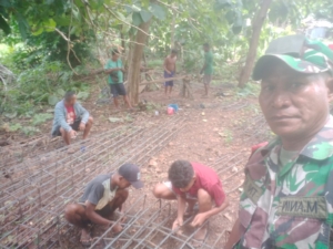 Pastikan Pekerjaan Sesuai Rencana, Babinsa Pantau Perakitan Tulangan KDKMP