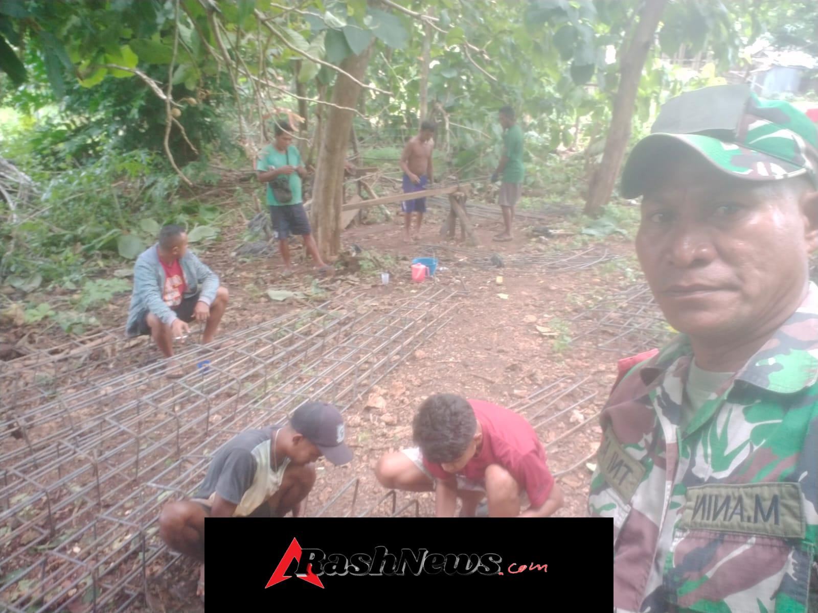 Pastikan Pekerjaan Sesuai Rencana, Babinsa Pantau Perakitan Tulangan KDKMP