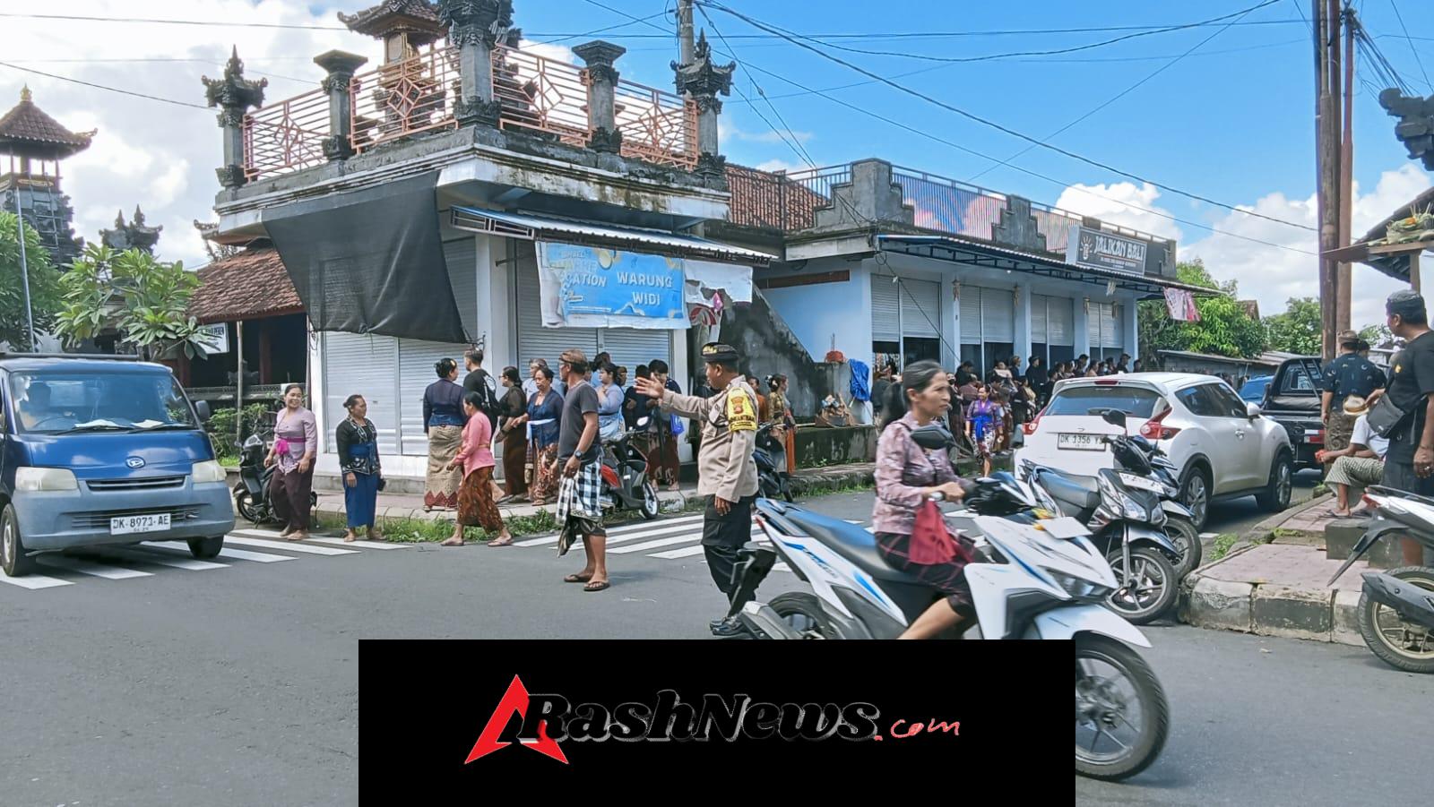 Bhabinkamtibmas Kamasan Amankan Prosesi Ngaben Warga.