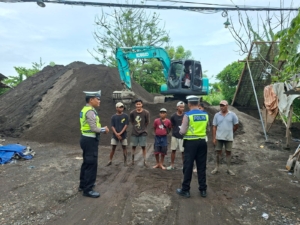 Ops Keselamatan Agung 2026, Satgas Preemtif SSG Dikmas dan Binluh Polres Klungkung Laksanakan Pembagian Brosur dan Penyuluhan di Simpang Empat Watu Klotok