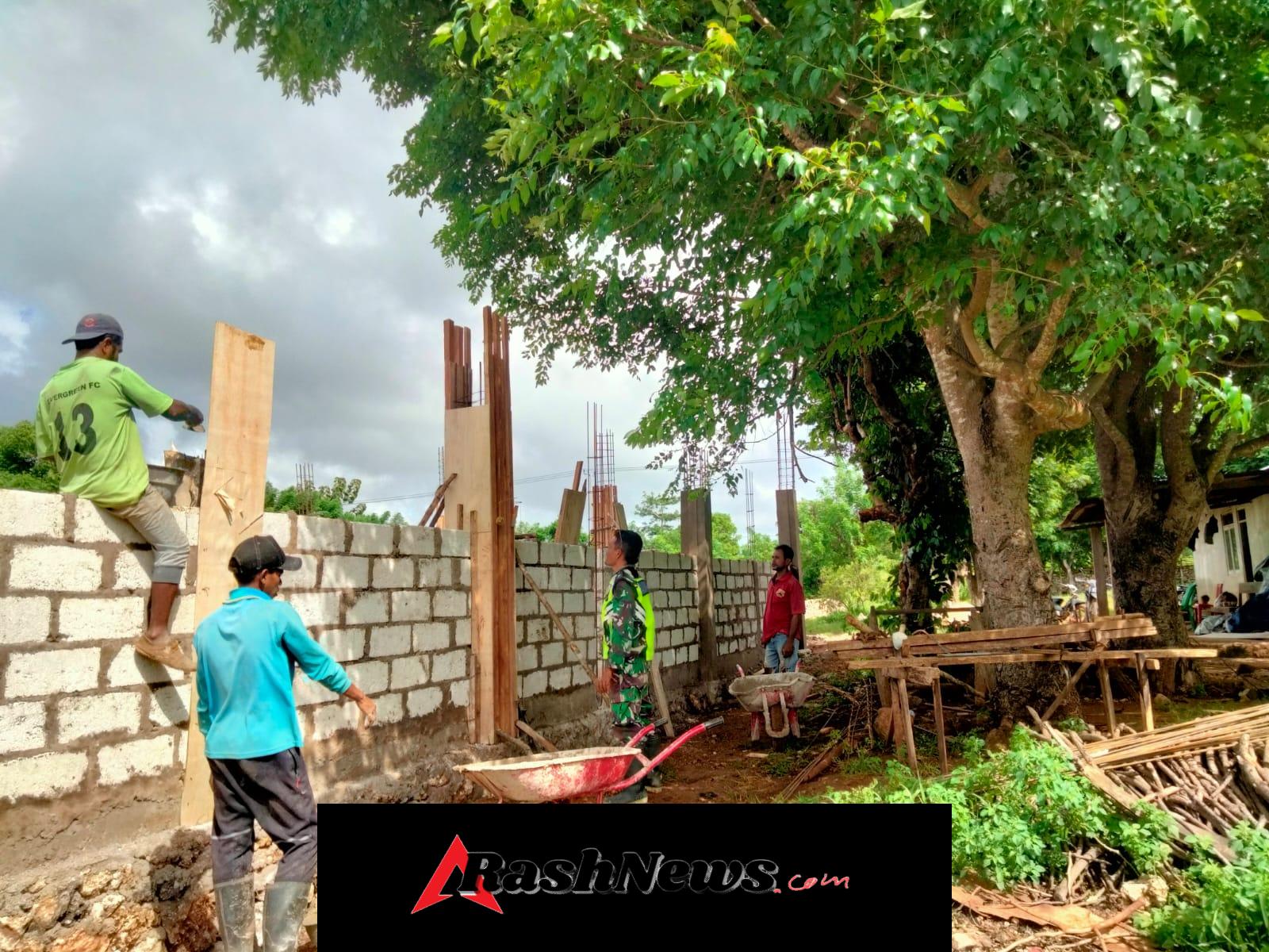 Babinsa Koramil 1627-01/Ba’a Monitoring Pembangunan KDKMP di Desa Lekunik