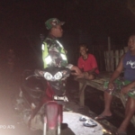 Babinsa Desa Tambe Ajak Masyarakat Lawan Narkoba dan Perkelahian Lewat Patroli Malam