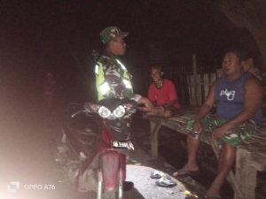 Babinsa Desa Tambe Ajak Masyarakat Lawan Narkoba dan Perkelahian Lewat Patroli Malam