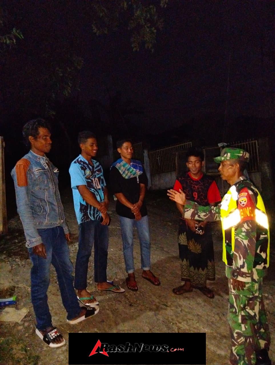 Patroli Babinsa Kawinda Toi Ajak Warga Jaga Silaturahmi dan Awasi Pergaulan Anak