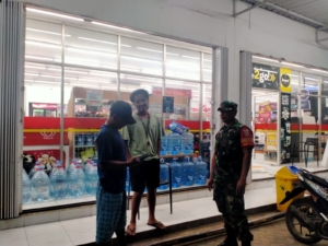 Wujudkan Kondusifitas Di Malam Hari, Babinsa Bersama BKD Lakukan Patroli