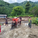 Gotong Royong Bersama Babinsa, Pengerjaan Pondasi Rumah Warga Desa Nuanaga Berjalan Lancar
