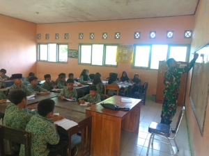 TNI Hadir di Sekolah, Serda Hendry Berikan Pembelajaran Matematika Interaktif di SDN Mantar