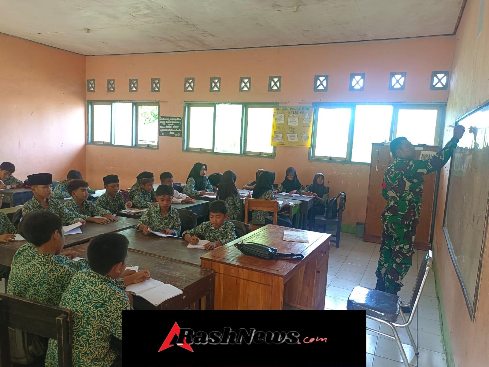 TNI Hadir di Sekolah, Serda Hendry Berikan Pembelajaran Matematika Interaktif di SDN Mantar