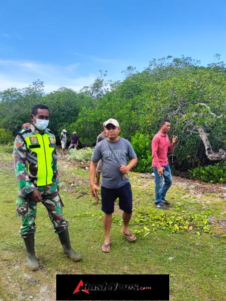 Babinsa Koramil 1627-02/Pantai Baru Bersama Warga Gotong Royong Bersihkan Bahu Jalan