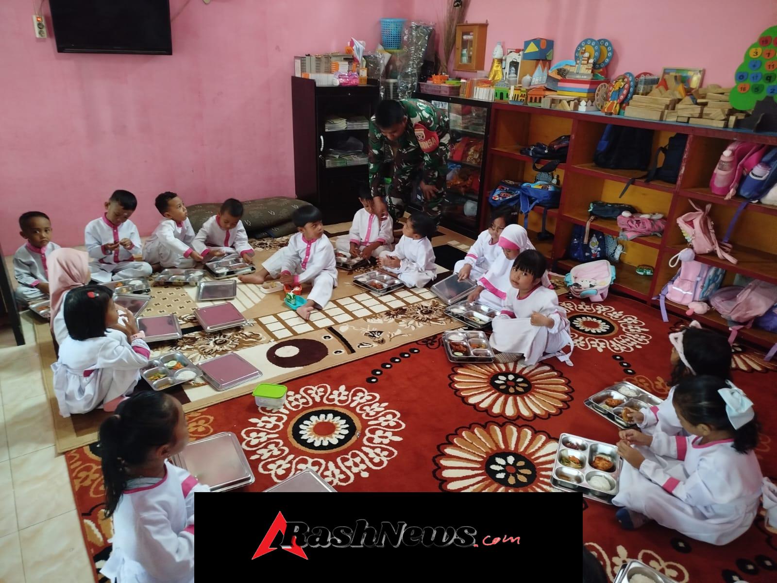 Dukung Peningkatan Gizi Anak, Babinsa Menala Kawal Pelaksanaan MBG