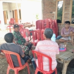 Sertu Junaidin Koordinasi dengan Warga Desa Rempe Perkuat Keamanan Lingkungan