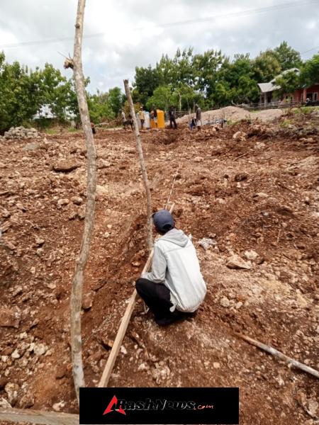 Babinsa Koramil 1627-03/Batutua Pantau Pemasangan Bowplang dan Tali di Lokasi KDKMP Desa Mundek