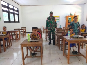 Babinsa Koramil 1627-01/Ba’a Dampingi Pelaksanaan Program Makan Bergizi Gratis di Rote Ndao