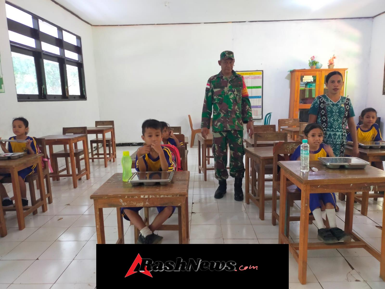 Babinsa Koramil 1627-01/Ba’a Dampingi Pelaksanaan Program Makan Bergizi Gratis di Rote Ndao